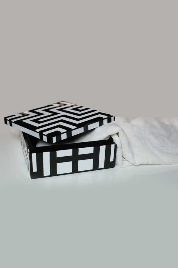 MONOCHROME MAZE - Image 3
