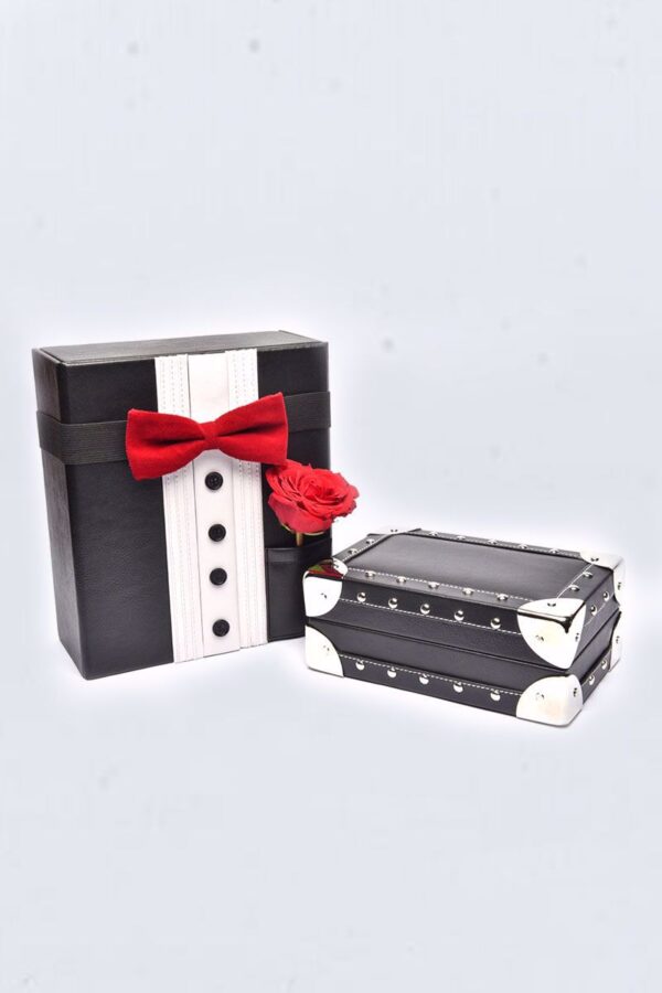 GENTLEMAN'S KEEPINGS